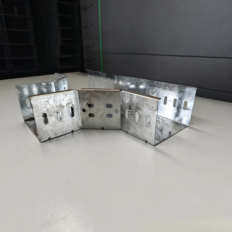 Горизонтальный тройник кабельного лотка