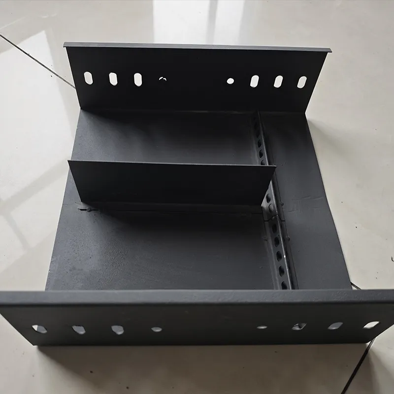 Лоток кабельный желобовый с разделителями и креплениями для фиксации кабеля