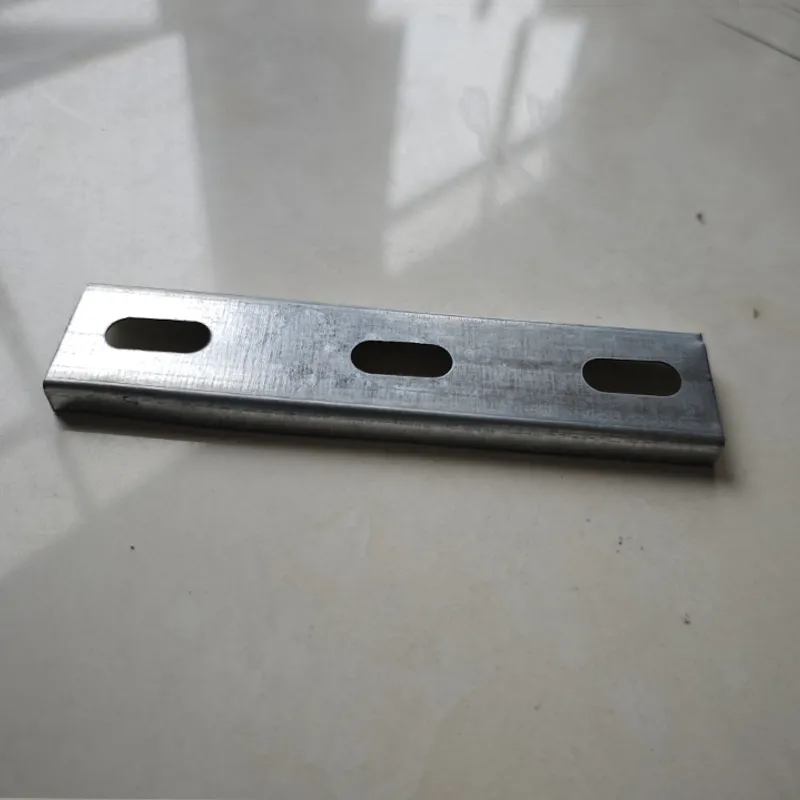 Поперечная траверса для монтажа кабельных лотков