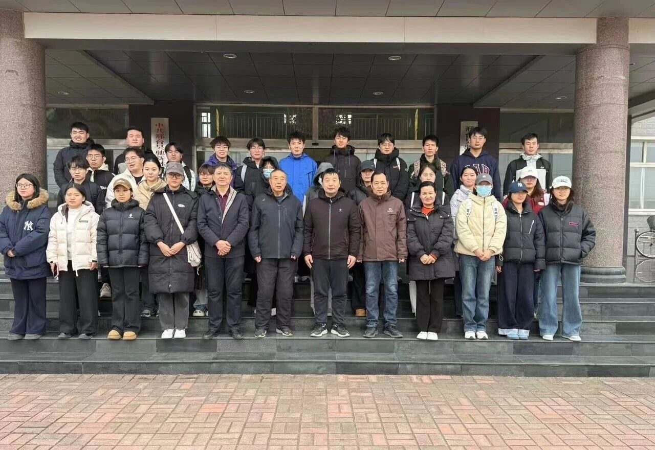 Компания Haochi New Materials приветствует почетных гостей в рамках интеграции промышленности и образования, открывающей новые перспективы — преподаватели и студенты Университета науки и технологий Хэбэй проводят практическую учебную поездку в компанию Xingtai Haochi New Materials Technology.