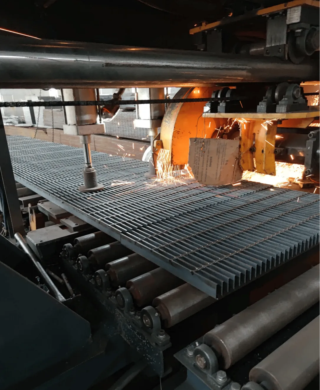 Почему горячеоцинкованные стальные решетки являются предпочтительным выбором для промышленного применения?