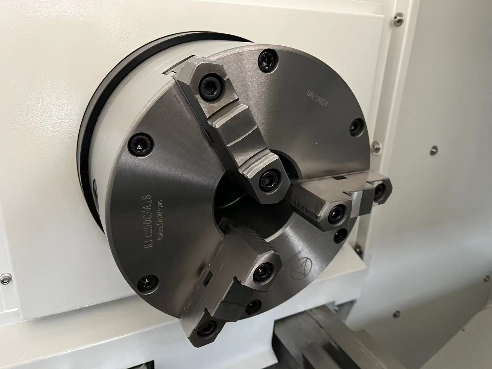 Torno CNC CK6150-1000 – alta produtividade e flexibilidade no processamento