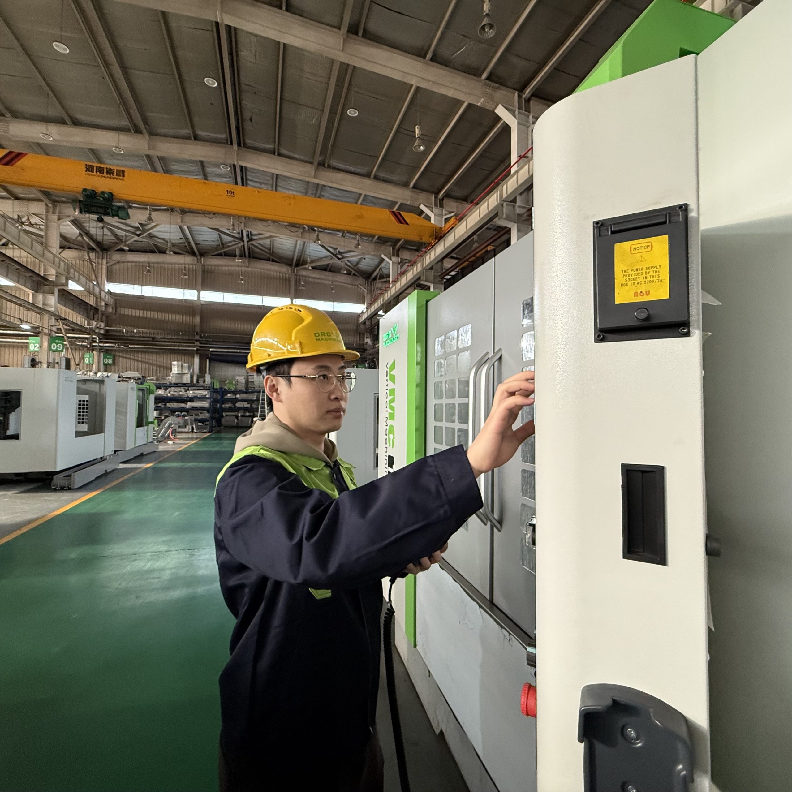 Специалист DRC Machinery работает с оборудованием в цехе