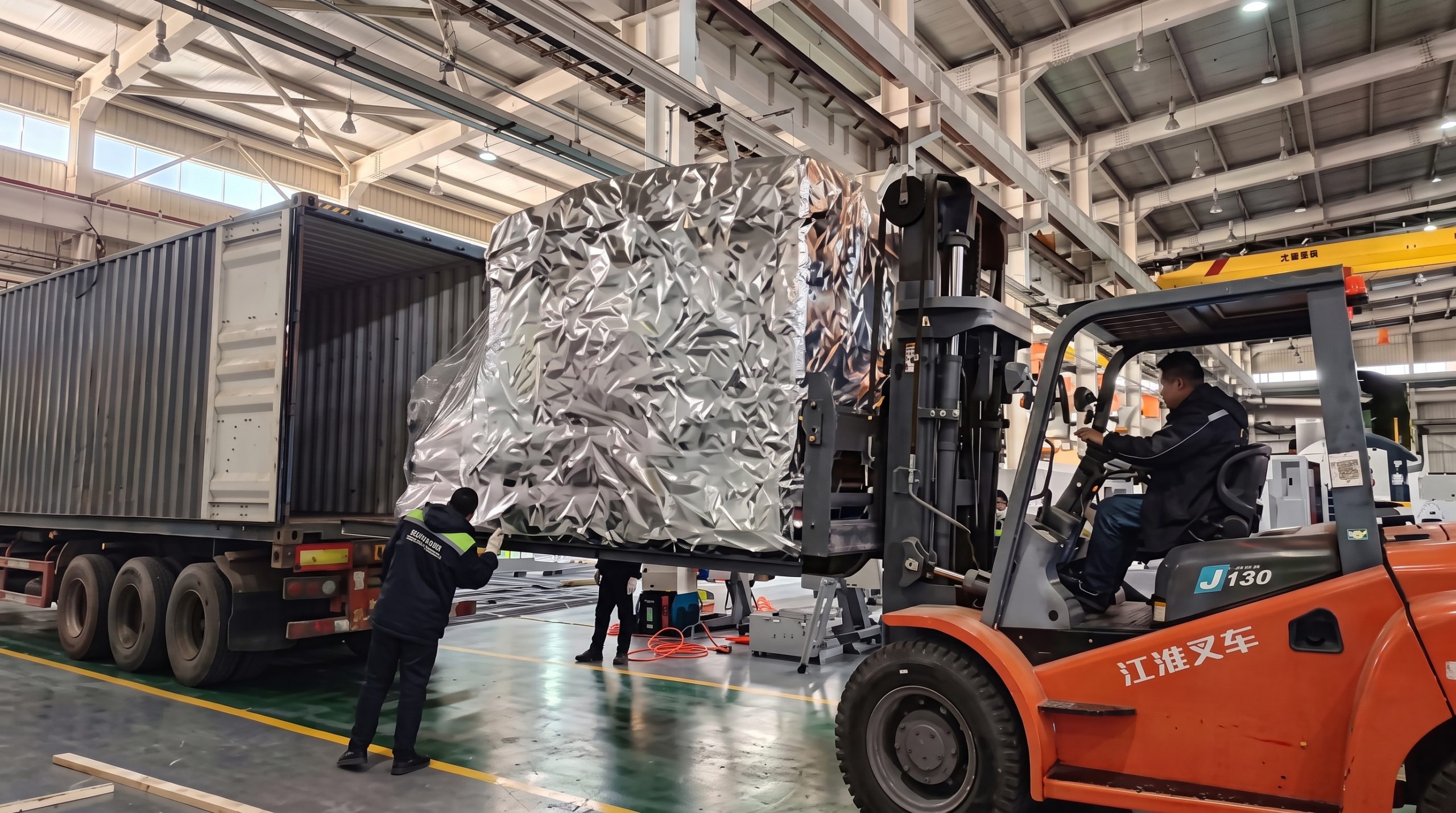Погрузка упакованного оборудования DRC Machinery в контейнер