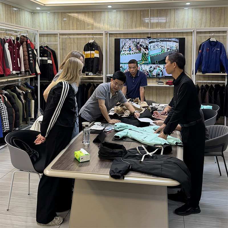 Российские клиенты посетили наш офис и фабрику в Китае, чтобы ознакомиться с образцами и обсудить дальнейшее сотрудничество