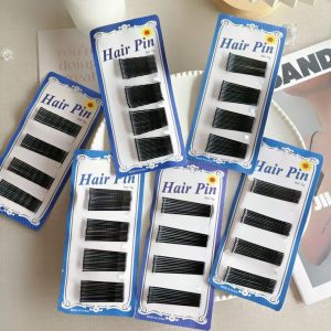 Синие шпильки-невидимки на карточке