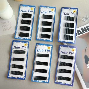 Синие шпильки-невидимки на карточке