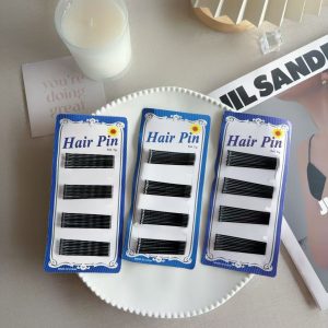 Синие шпильки-невидимки на карточке