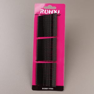 Красные шпильки-невидимки на карточке