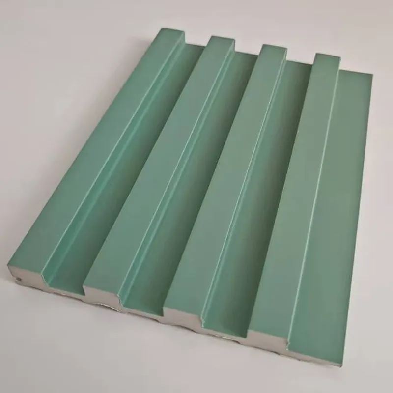 Акцентная стена из бамбуково-древесноволокнистого решетчатого настила – система декора стены для телевизора в гостиной