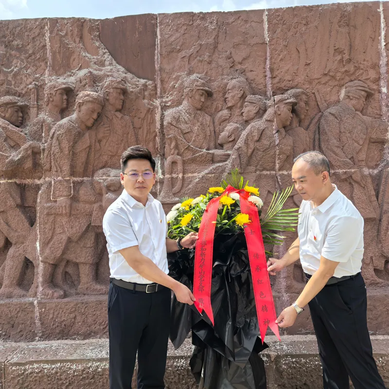 «Принять красное воспитание, передавать красную культуру» Объединённое проведение тематического мероприятия к Дню образования партии «7 июля» партийной ячейкой ООО «Чэнду Синьли Производство Оборудования»