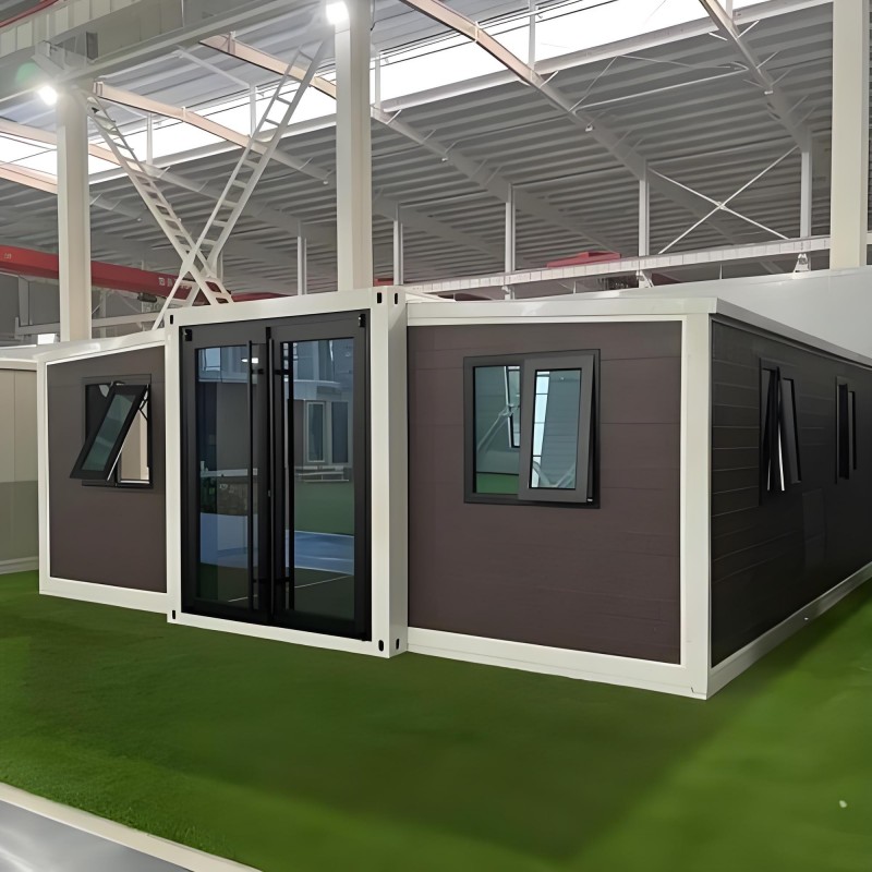 Дом-трансформер с двухстворчатыми раздвижными крыльями