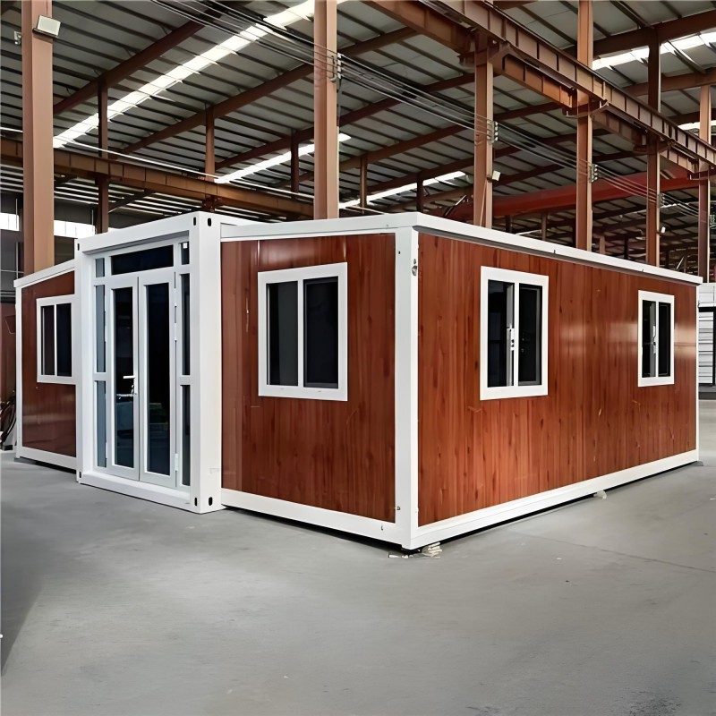 Дом-трансформер с двухстворчатыми раздвижными крыльями