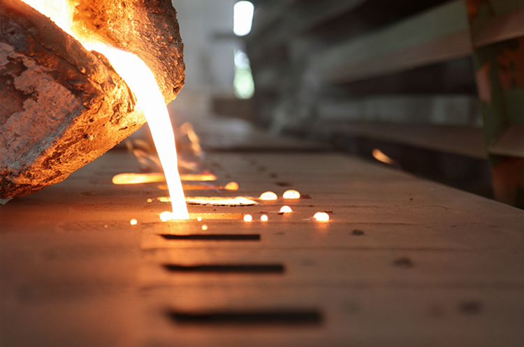 Pouring molten iron into the mold