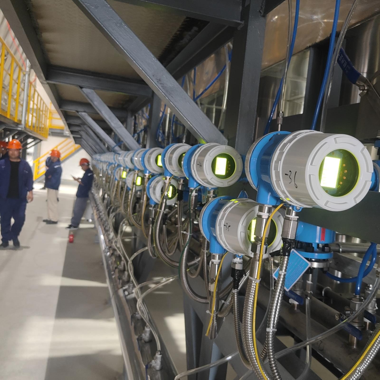 Точное измерение расхода воды в реакторе кипящего слоя: Гарантия стабильности