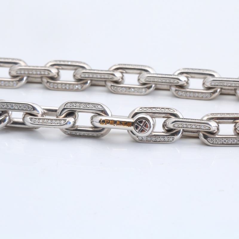 Крест на серебряной цепочке