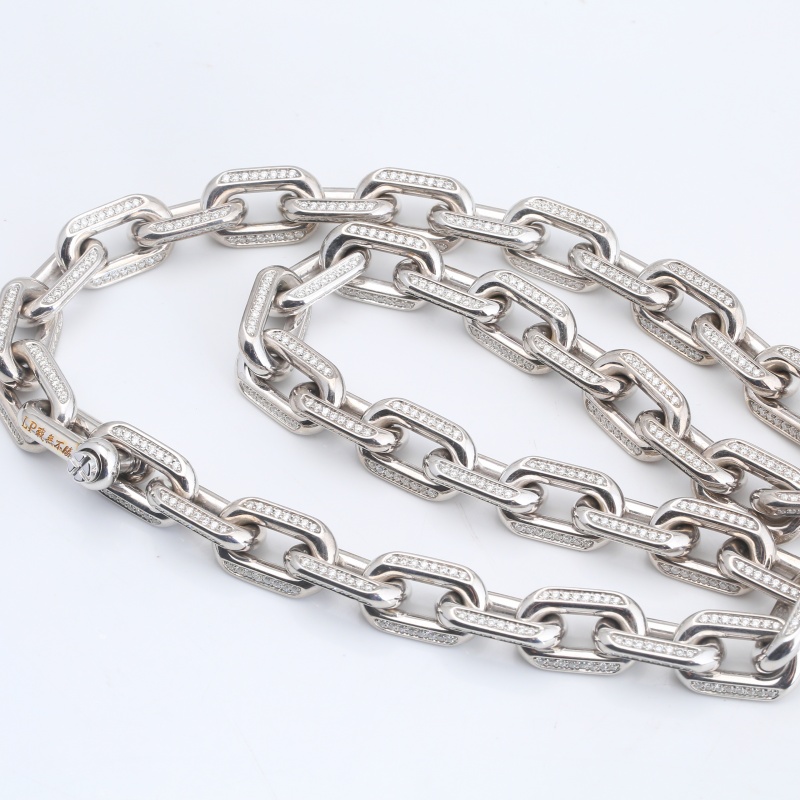 Крест на серебряной цепочке