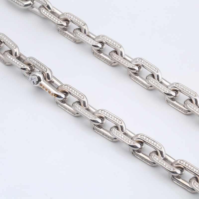 Крест на серебряной цепочке