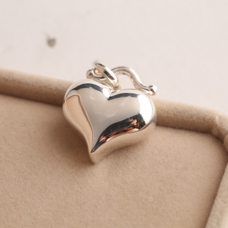 Серебряный кулон в форме сердца