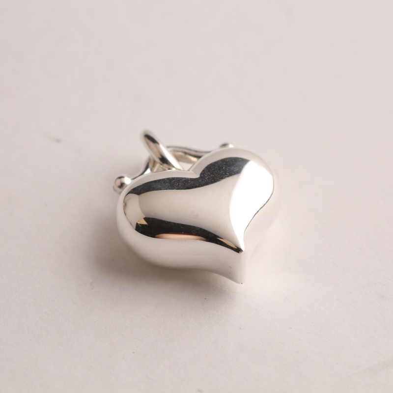 Серебряный кулон в форме сердца