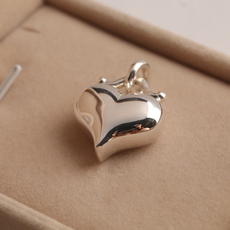 Серебряный кулон в форме сердца