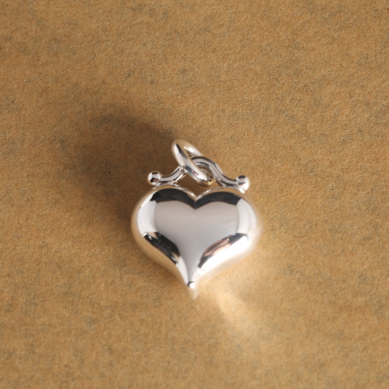 Серебряный кулон в форме сердца