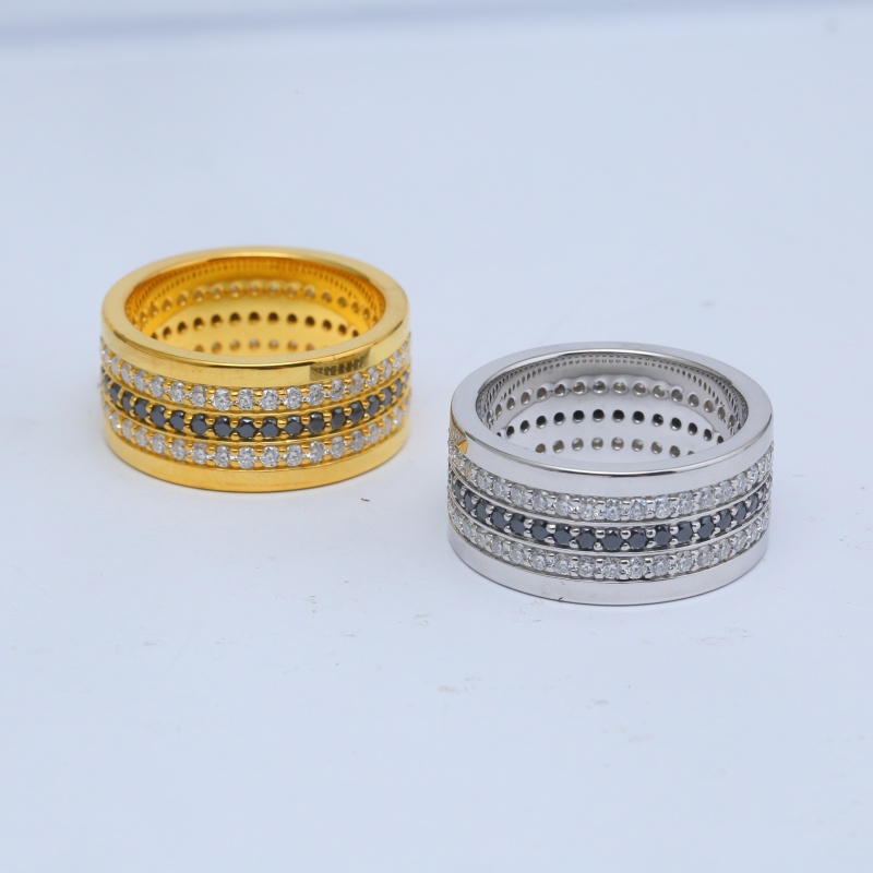 Серебряное позолоченное кольцо с черными и белыми бриллиантами