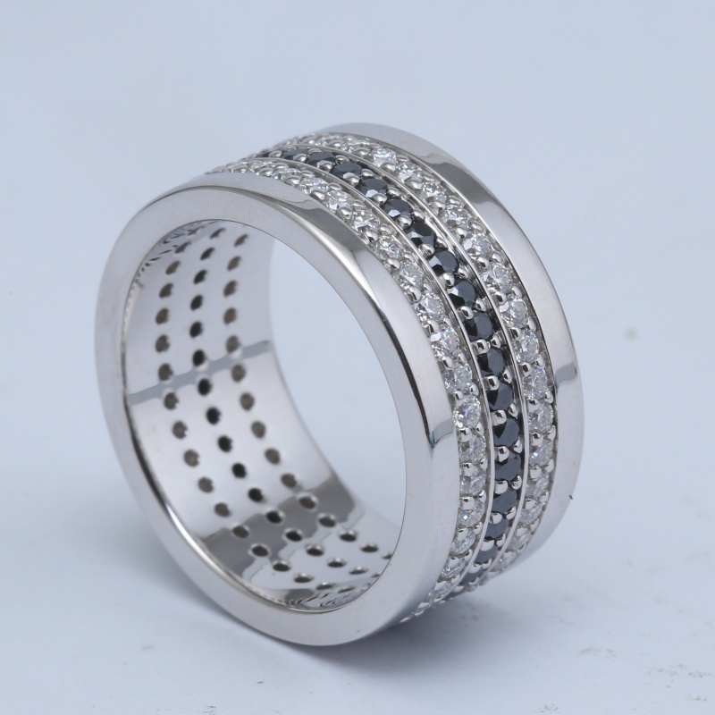 Серебряное позолоченное кольцо с черными и белыми бриллиантами