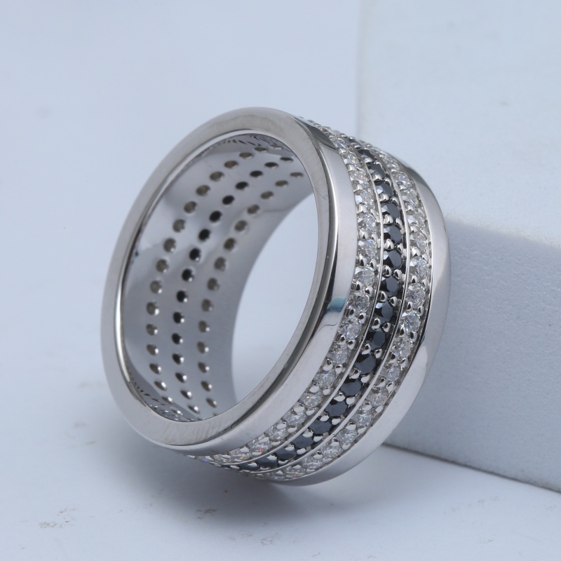 Серебряное позолоченное кольцо с черными и белыми бриллиантами