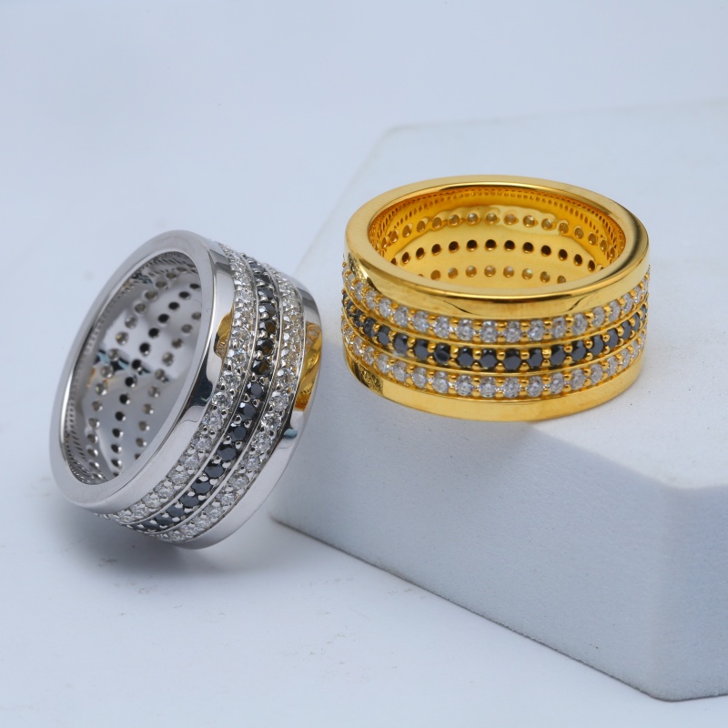 Серебряное позолоченное кольцо с черными и белыми бриллиантами