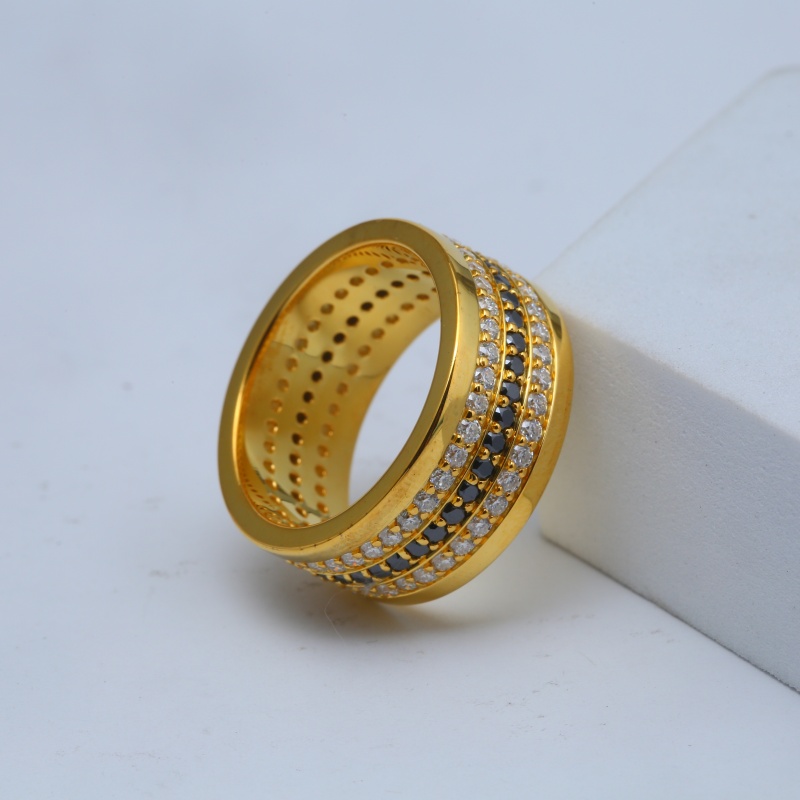 Серебряное позолоченное кольцо с черными и белыми бриллиантами