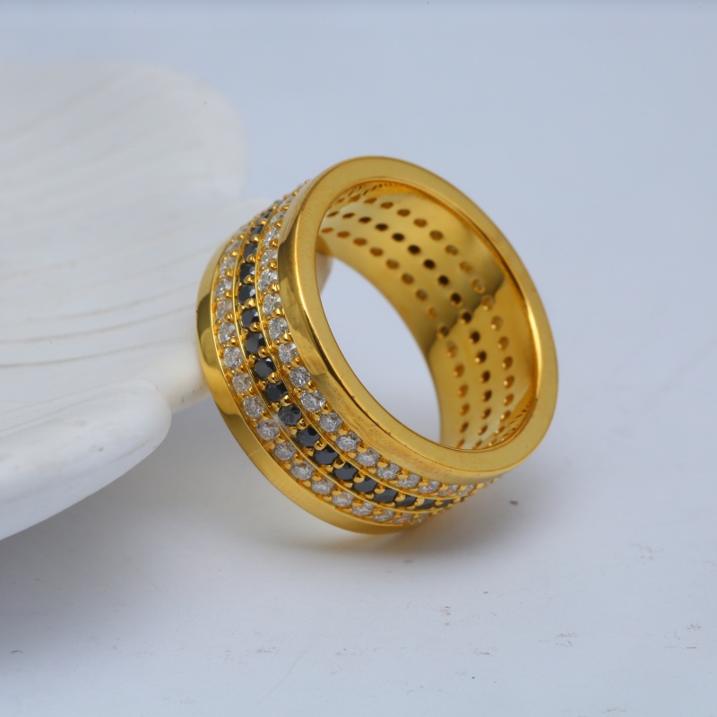 Серебряное позолоченное кольцо с черными и белыми бриллиантами