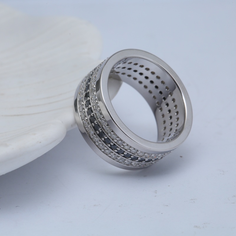 Серебряное позолоченное кольцо с черными и белыми бриллиантами