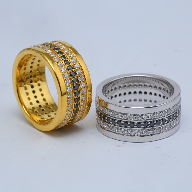 Серебряное позолоченное кольцо с черными и белыми бриллиантами