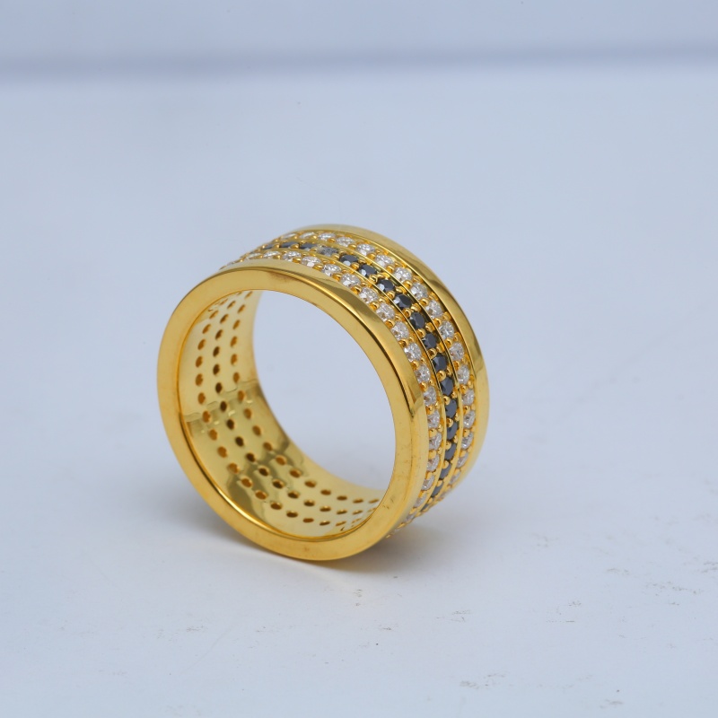 Серебряное позолоченное кольцо с черными и белыми бриллиантами