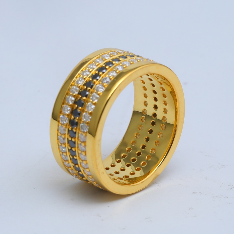 Серебряное позолоченное кольцо с черными и белыми бриллиантами