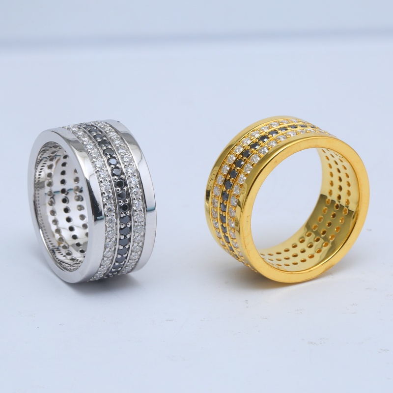 Серебряное позолоченное кольцо с черными и белыми бриллиантами