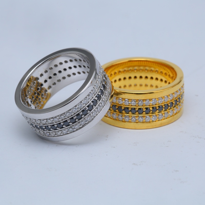 Серебряное позолоченное кольцо с черными и белыми бриллиантами