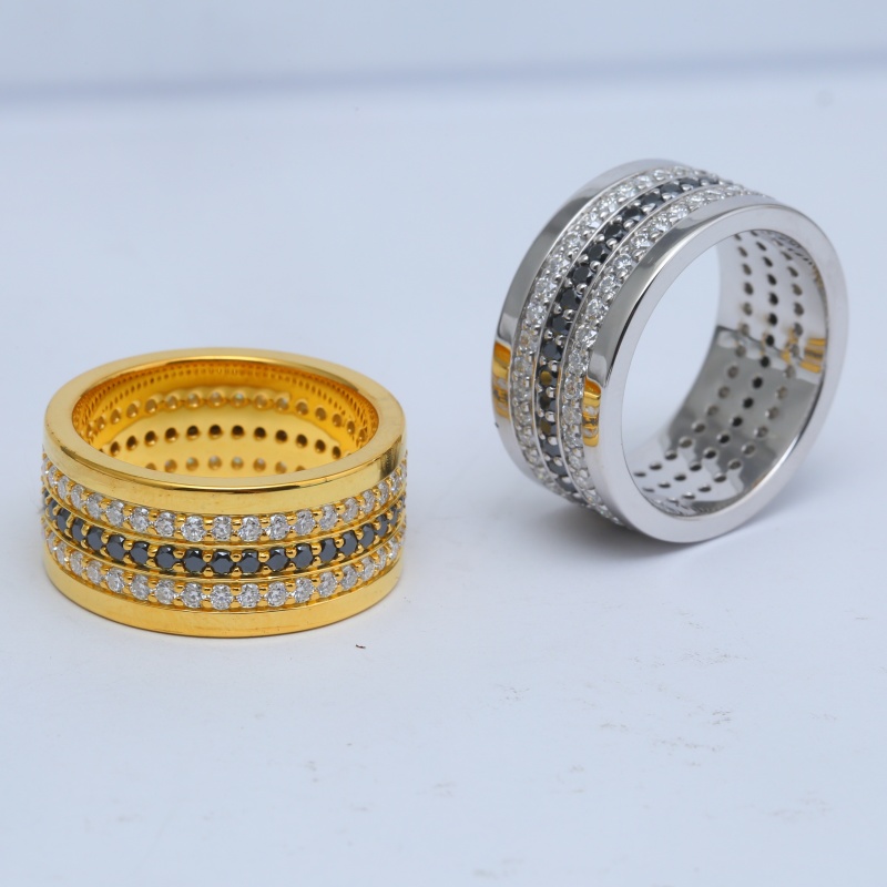 Серебряное позолоченное кольцо с черными и белыми бриллиантами