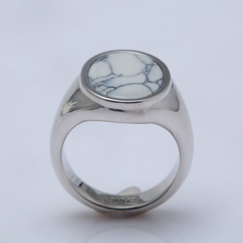 Кольцо-печатка из серебра с золотым покрытием и белой сосной