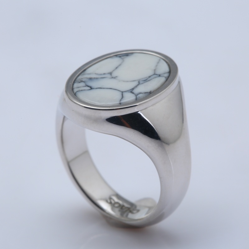 Кольцо-печатка из серебра с золотым покрытием и белой сосной