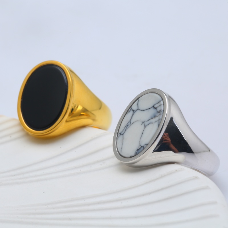 Кольцо-печатка из серебра с золотым покрытием и белой сосной