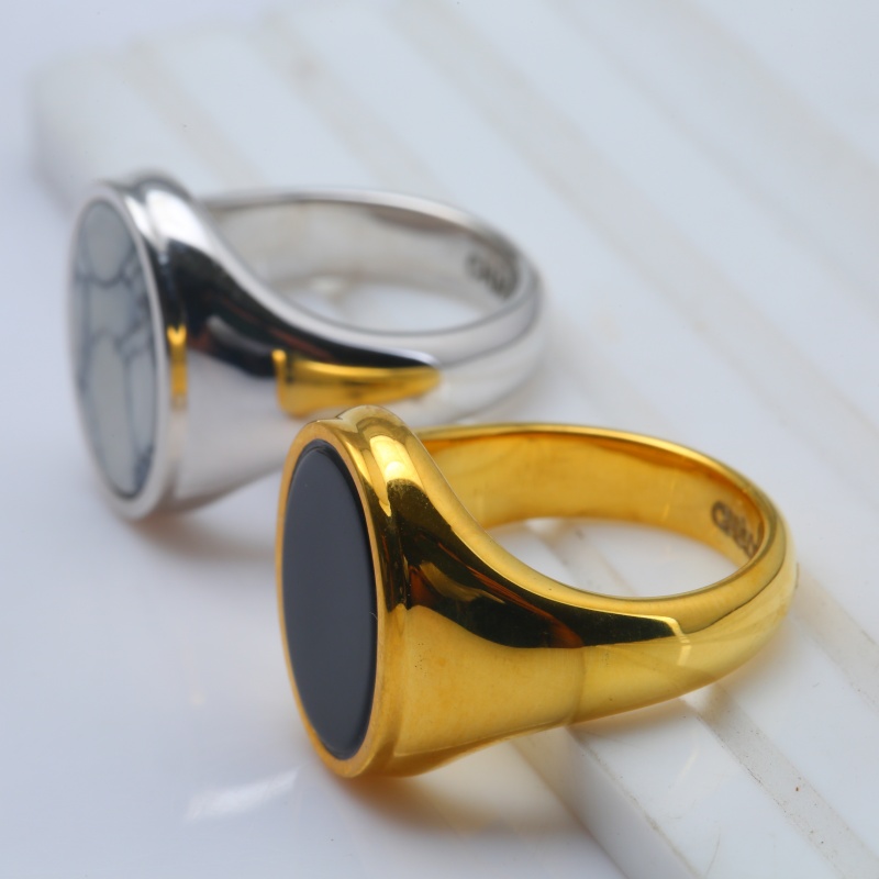 Кольцо-печатка из серебра с золотым покрытием и белой сосной