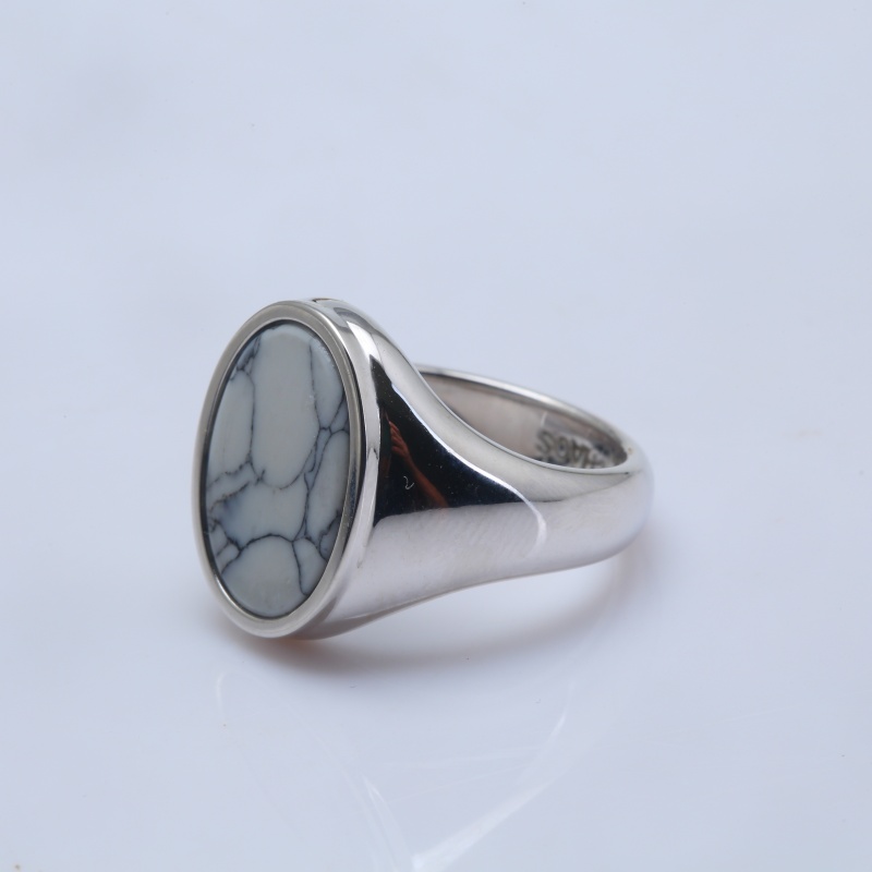 Кольцо-печатка из серебра с золотым покрытием и белой сосной