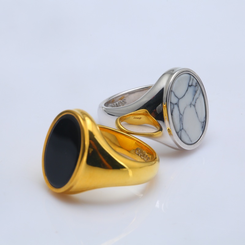 Кольцо-печатка из серебра с золотым покрытием и агатом