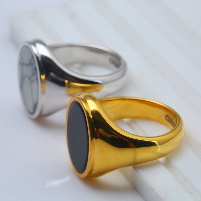 Кольцо-печатка из серебра с золотым покрытием и агатом