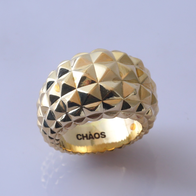 Золотое кольцо с пирамидальным узором