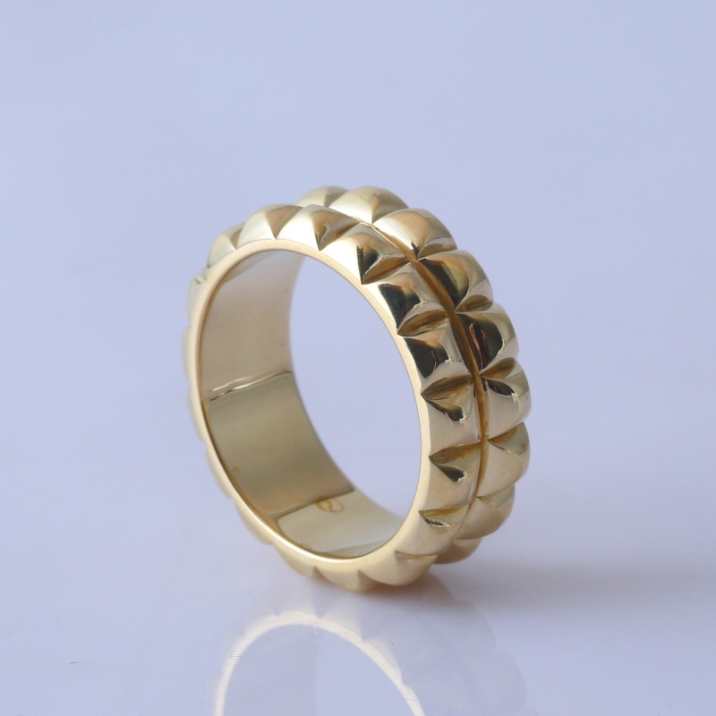 Золотое кольцо с пирамидальным узором