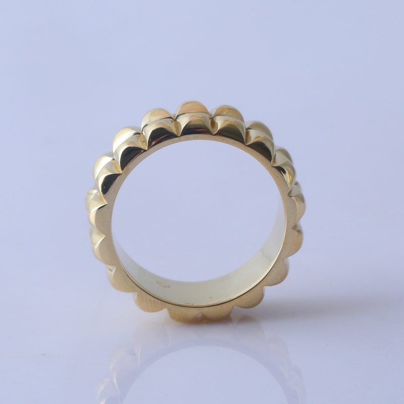 Золотое кольцо с пирамидальным узором