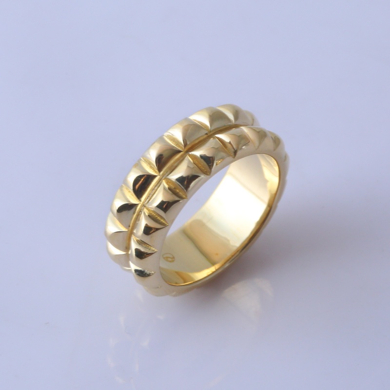 Золотое кольцо с пирамидальным узором